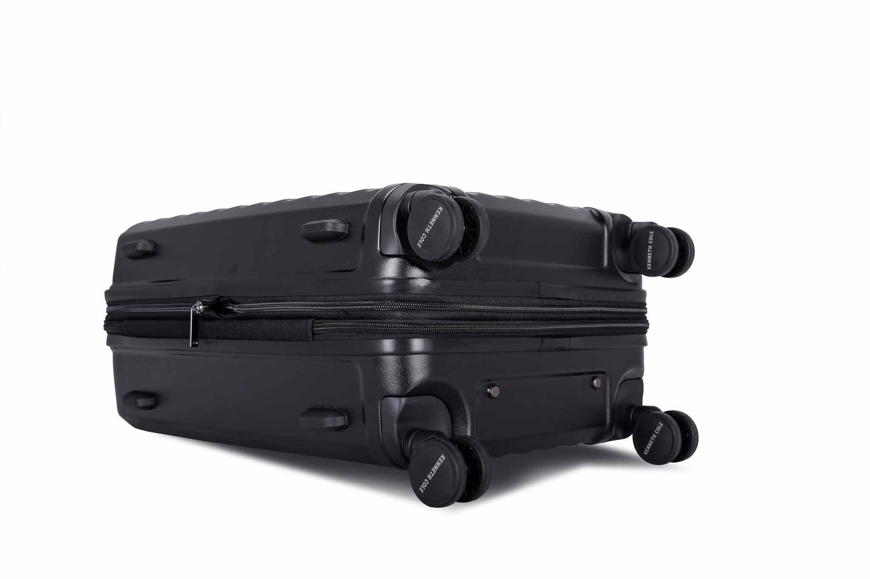 KENNETH COLE - מזוודה קשיחה 20" דגם MANHATTAN בצבע שחור - MASHBIR//365