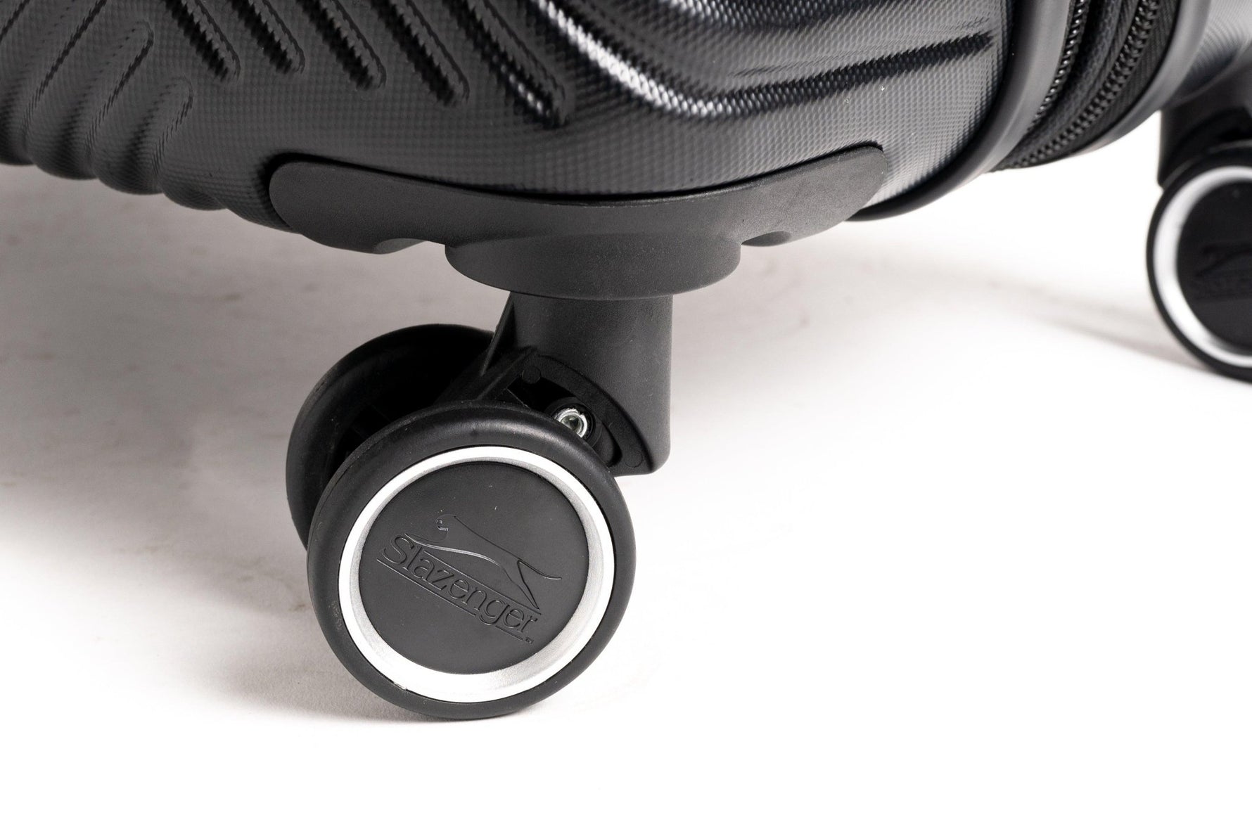 SLAZENGER - מזוודה קשיחה בינונית 24" בצבע שחור - MASHBIR//365