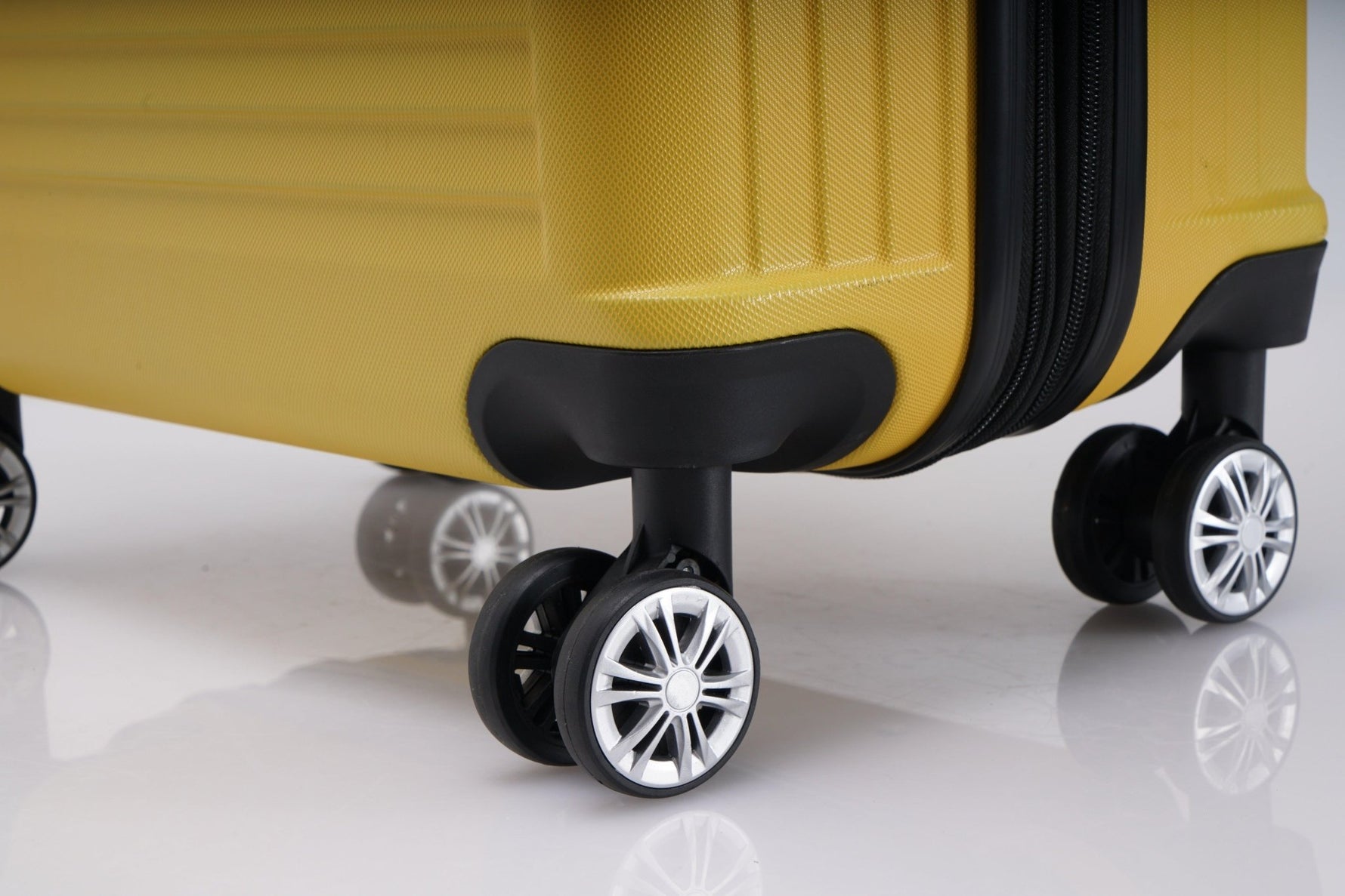 SANTA BARBARA POLO & RAQUET CLUB - מזוודה קשיחה בינונית 24" דגם 1901 בצבע צהוב - MASHBIR//365