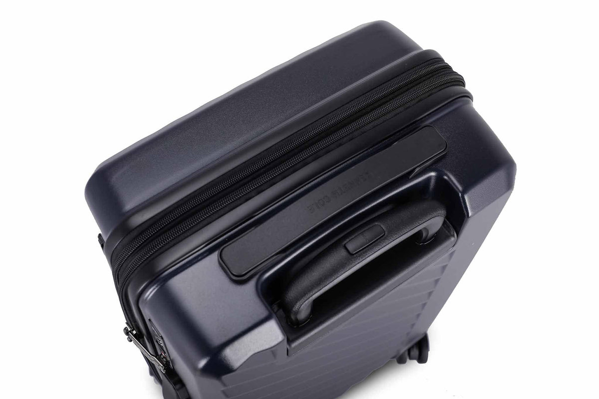 KENNETH COLE - מזוודה קשיחה בינונית 24" MANHATTAN בצבע נייבי - MASHBIR//365