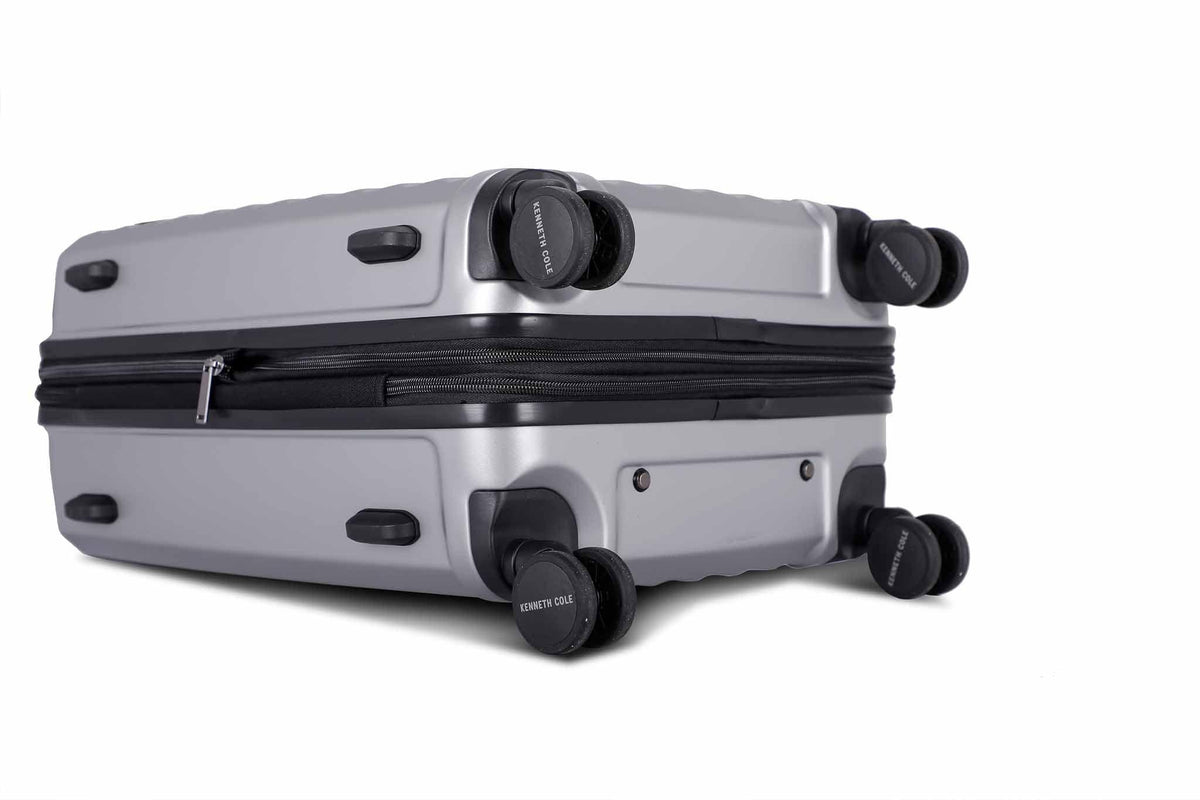 KENNETH COLE - מזוודה קשיחה בינונית 24" MANHATTAN בצבע כסף - MASHBIR//365