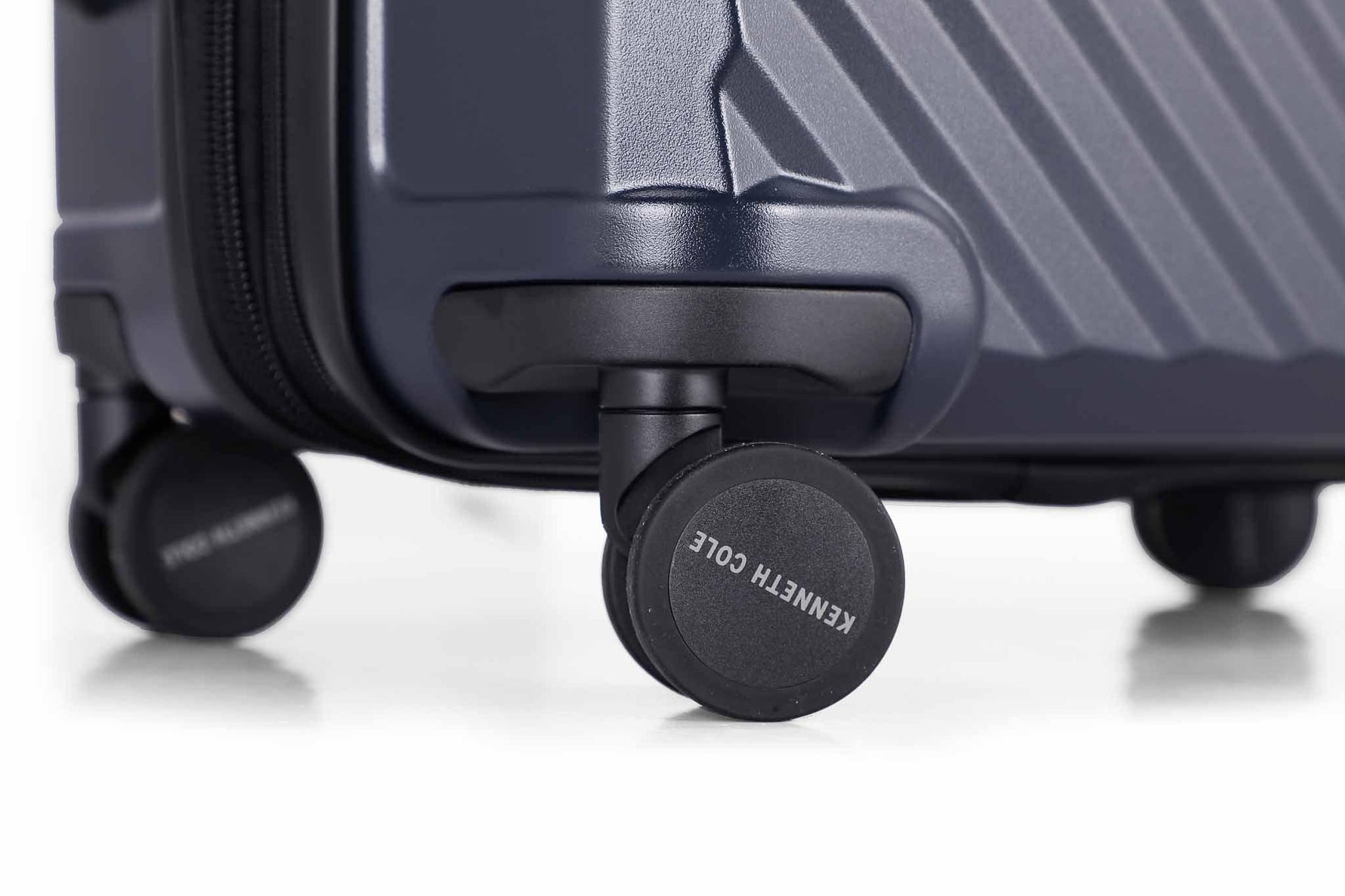 KENNETH COLE - מזוודה קשיחה גדולה 28" MANHATTAN בצבע נייבי - MASHBIR//365