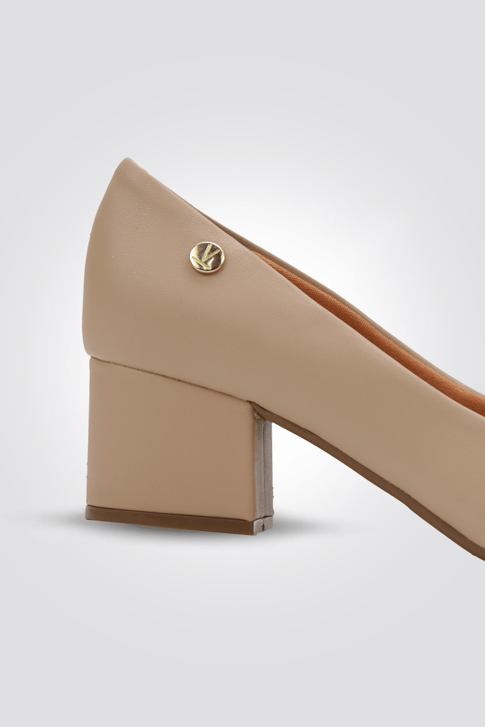 LADY COMFORT - נעל עקב שפיץ בצבע בז' - MASHBIR//365