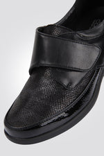 LADY COMFORT - נעל רוקי עם סקוטצ דמוי עור בצבע שחור - MASHBIR//365