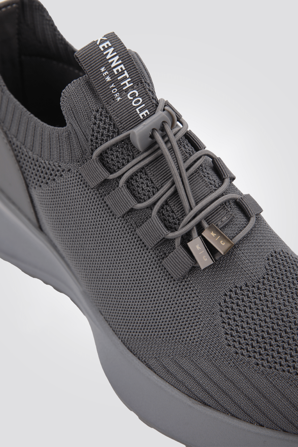 KENNETH COLE - נעל ספורט סרוגה בשילוב עור לנשים בצבע אפור - MASHBIR//365