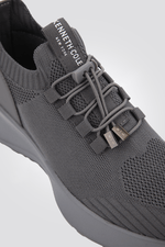 KENNETH COLE - נעל ספורט סרוגה בשילוב עור לנשים בצבע אפור - MASHBIR//365