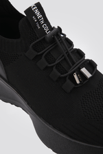 KENNETH COLE - נעל ספורט סרוגה בשילוב עור לנשים בצבע שחור - MASHBIR//365