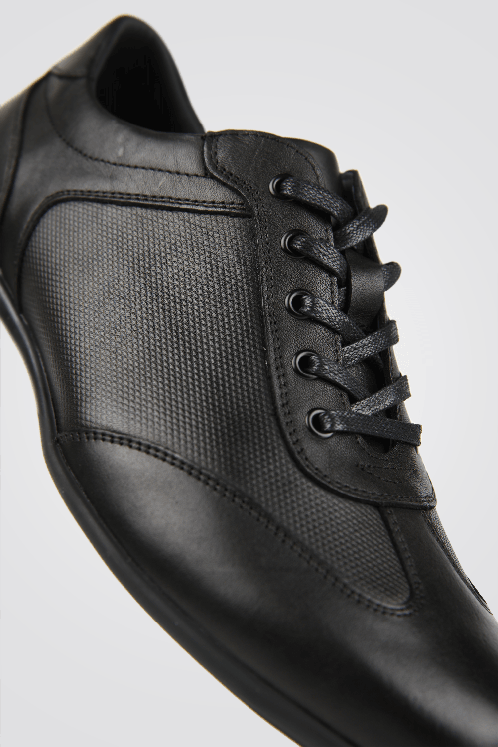 KENNETH COLE - נעל עור אלגנטית בצבע שחור - MASHBIR//365