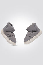 KENNETH COLE - נעלי בית גבוהות לנשים בצבע אפור - MASHBIR//365