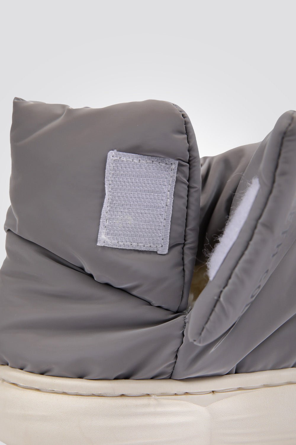 KENNETH COLE - נעלי בית גבוהות לנשים בצבע אפור - MASHBIR//365