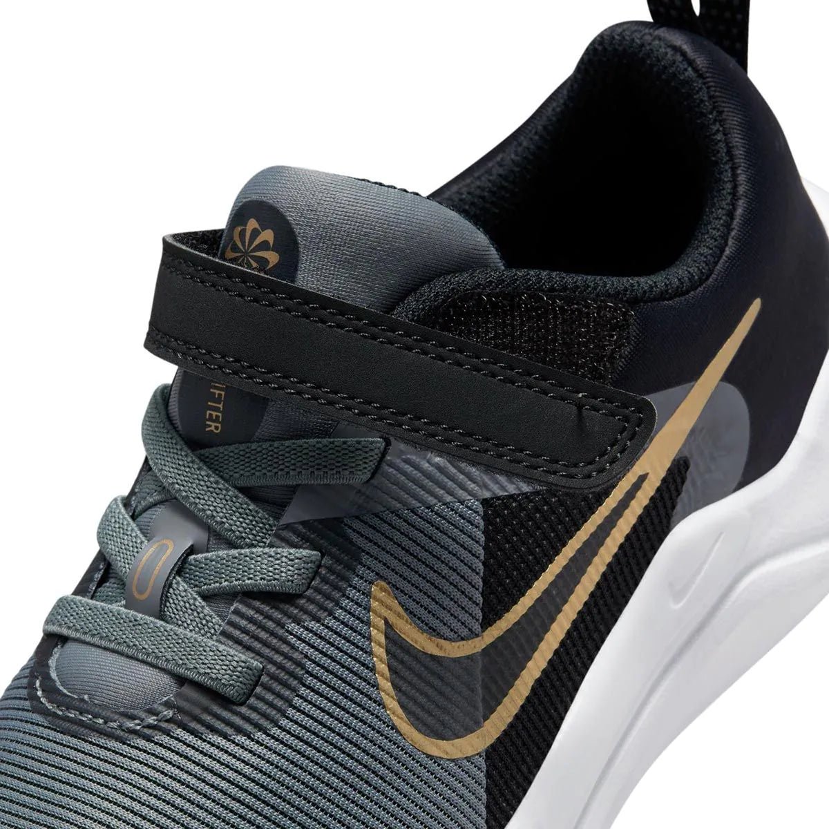 NIKE - נעלי ריצה לנוער Nike Downshifter 12 בצבע אפור ושחור - MASHBIR//365