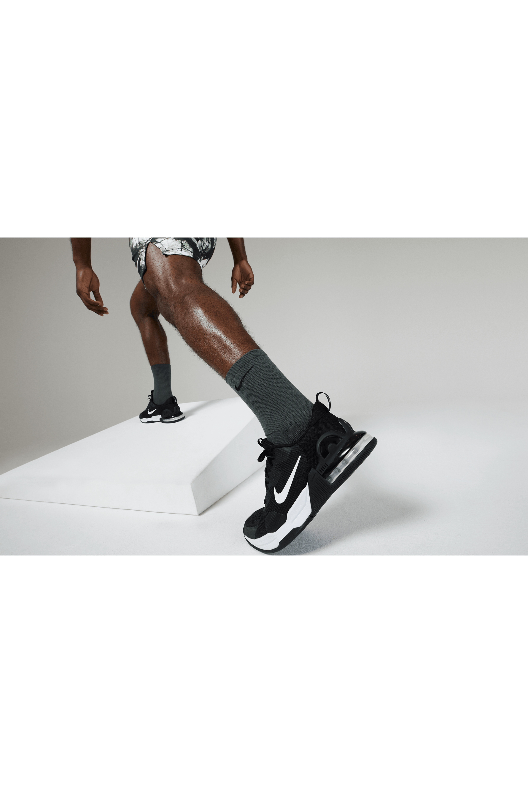 NIKE - נעלי ספורט לגברים AIR MAX ALPHA 5 בצבע שחור ולבן - MASHBIR//365