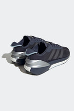 ADIDAS - נעלי ספורט לגברים AVRYN בצבע שחור - MASHBIR//365