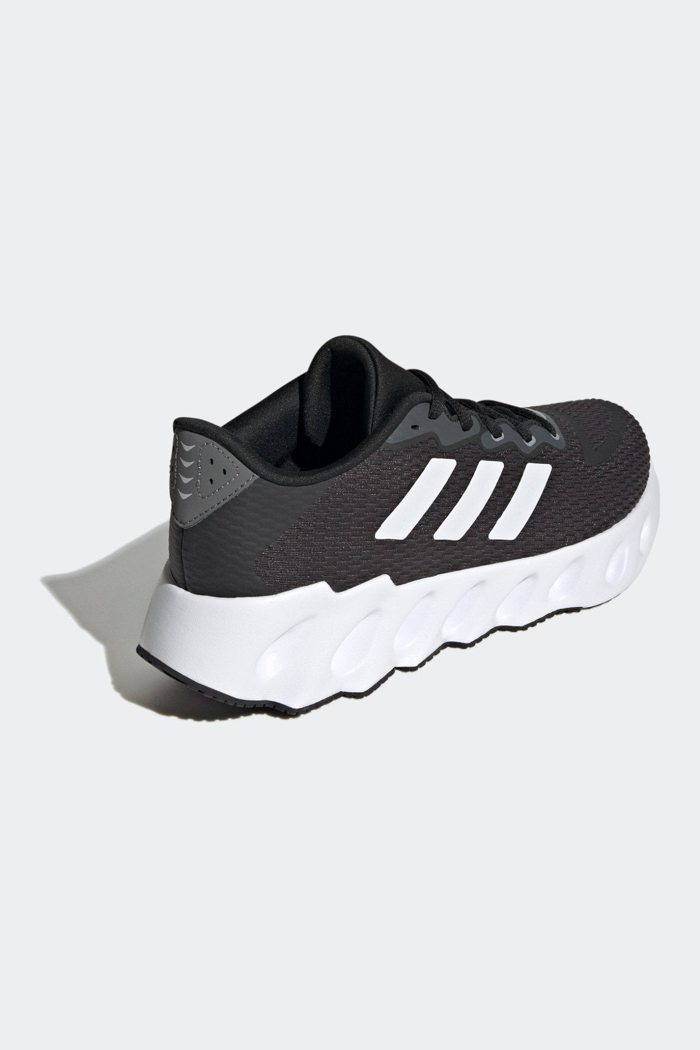 ADIDAS - נעלי ספורט לגברים SWITCH RUN בצבע שחור ולבן - MASHBIR//365