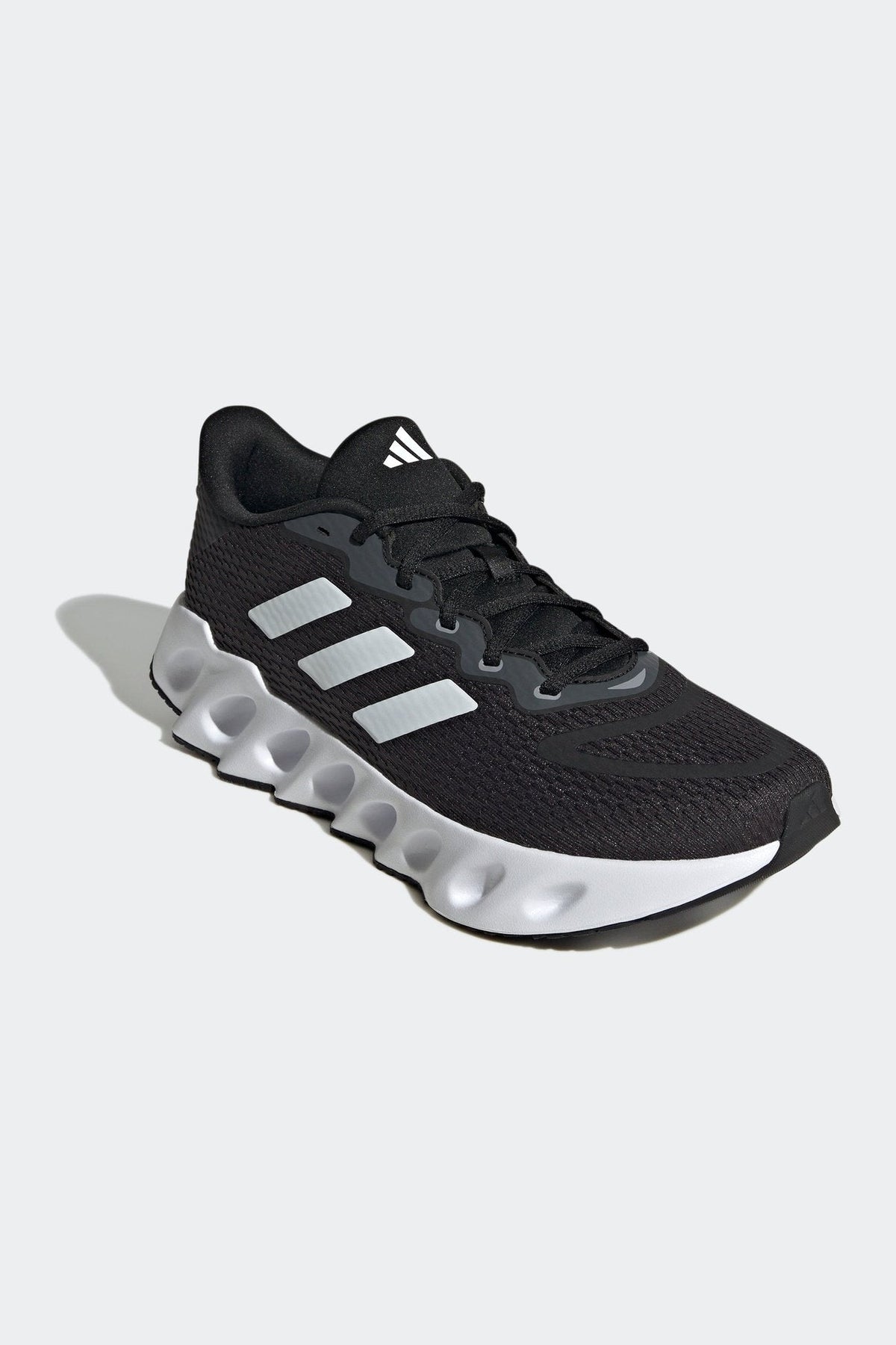 ADIDAS - נעלי ספורט לגברים SWITCH RUN בצבע שחור ולבן - MASHBIR//365