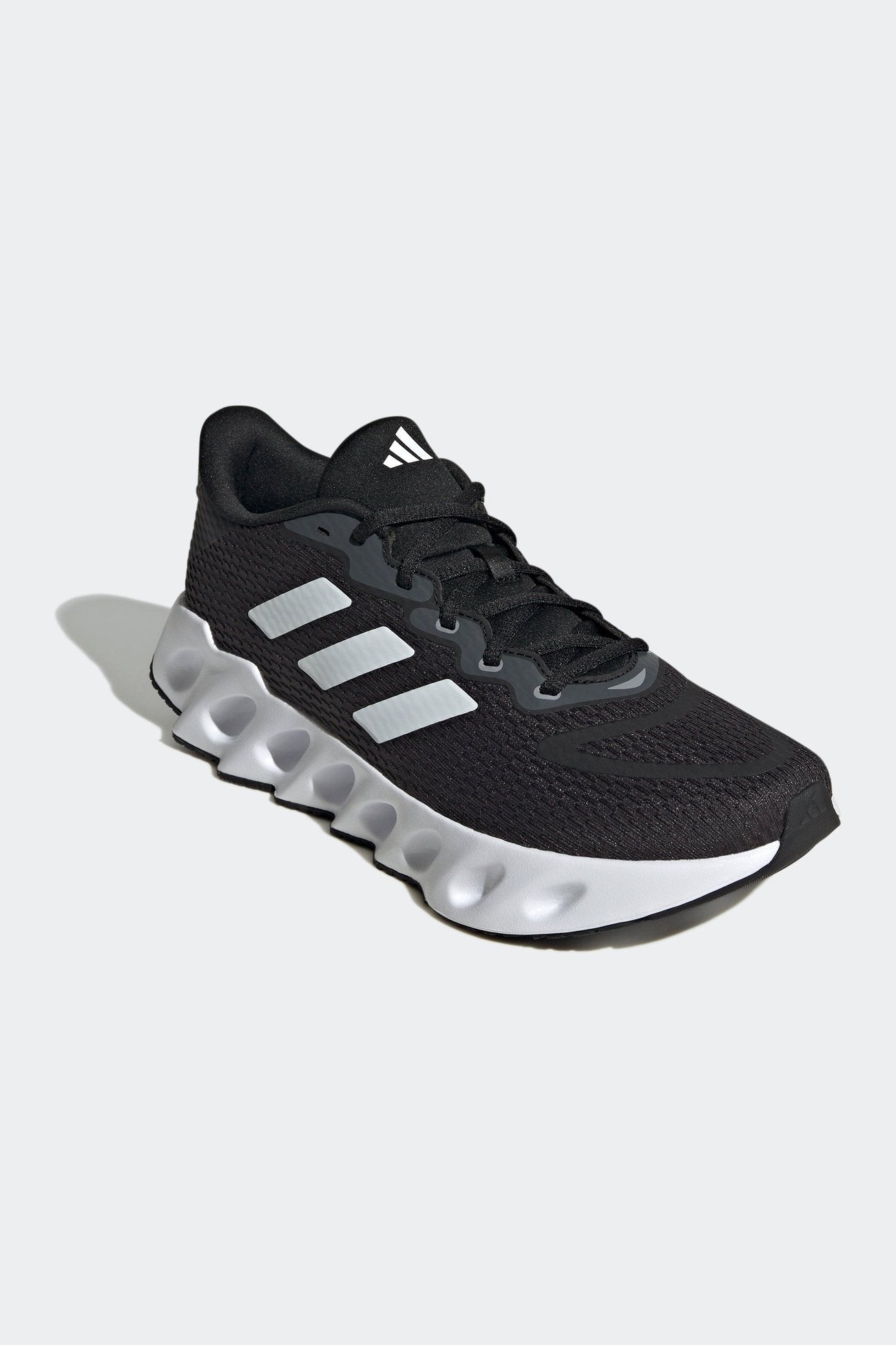 ADIDAS - נעלי ספורט לגברים SWITCH RUN בצבע שחור ולבן - MASHBIR//365
