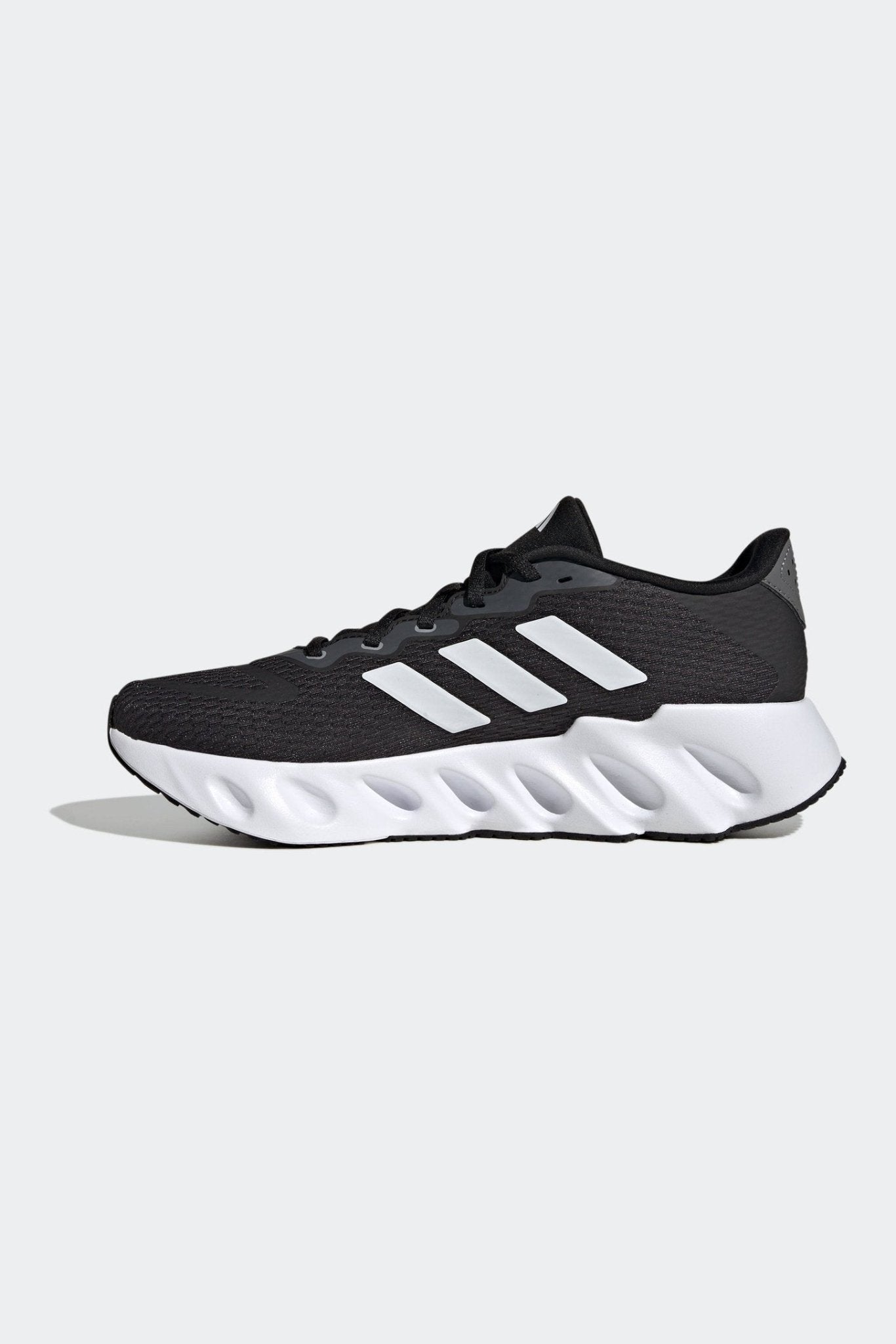 ADIDAS - נעלי ספורט לגברים SWITCH RUN בצבע שחור ולבן - MASHBIR//365