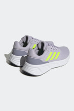 ADIDAS - נעלי ספורט לנשים GALAXY 6 בצבע אפור - MASHBIR//365