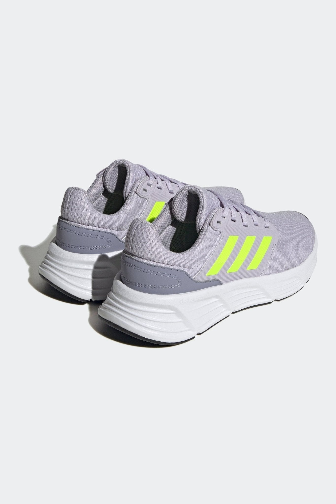 ADIDAS - נעלי ספורט לנשים GALAXY 6 בצבע אפור - MASHBIR//365