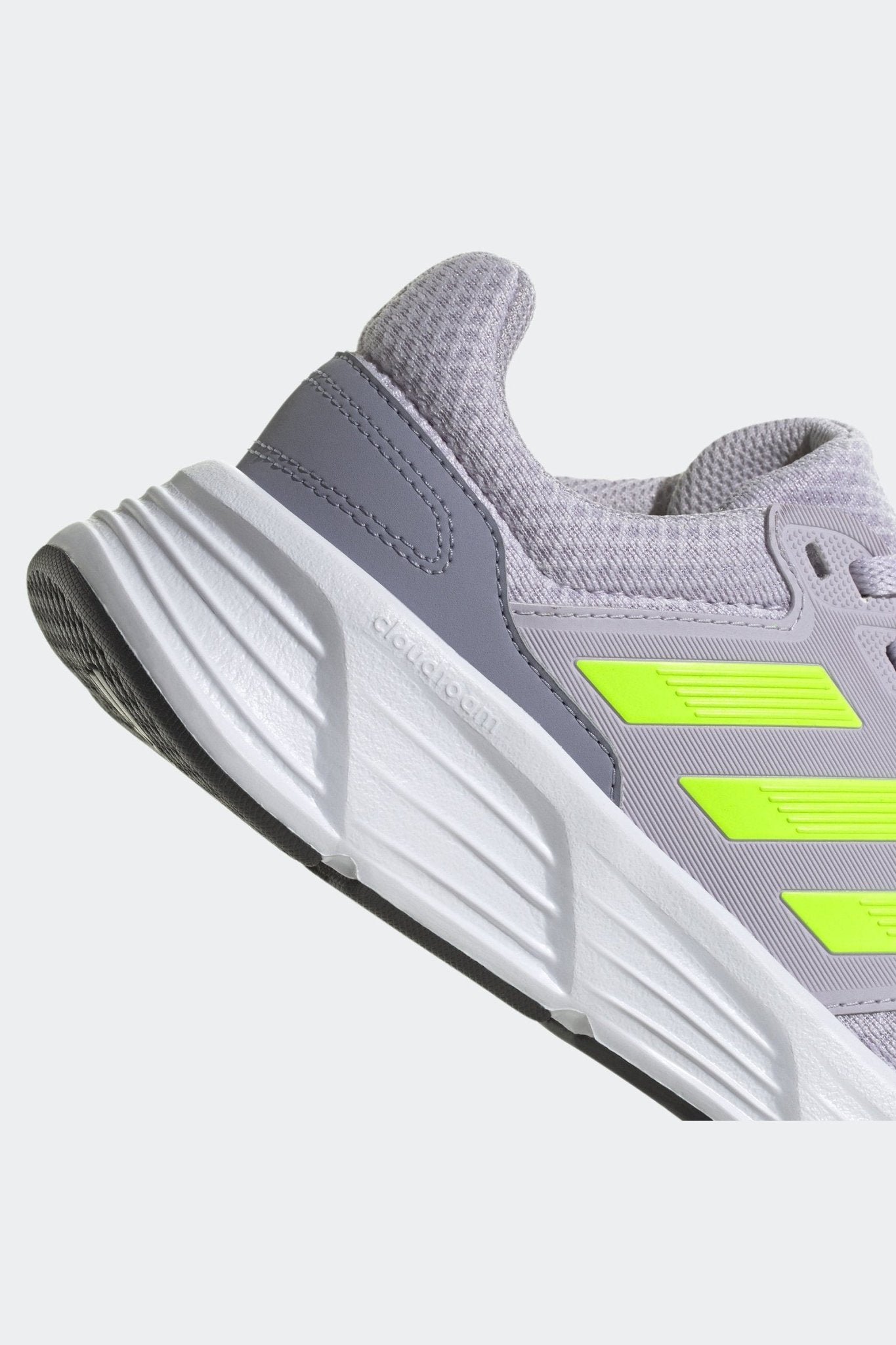 ADIDAS - נעלי ספורט לנשים GALAXY 6 בצבע אפור - MASHBIR//365