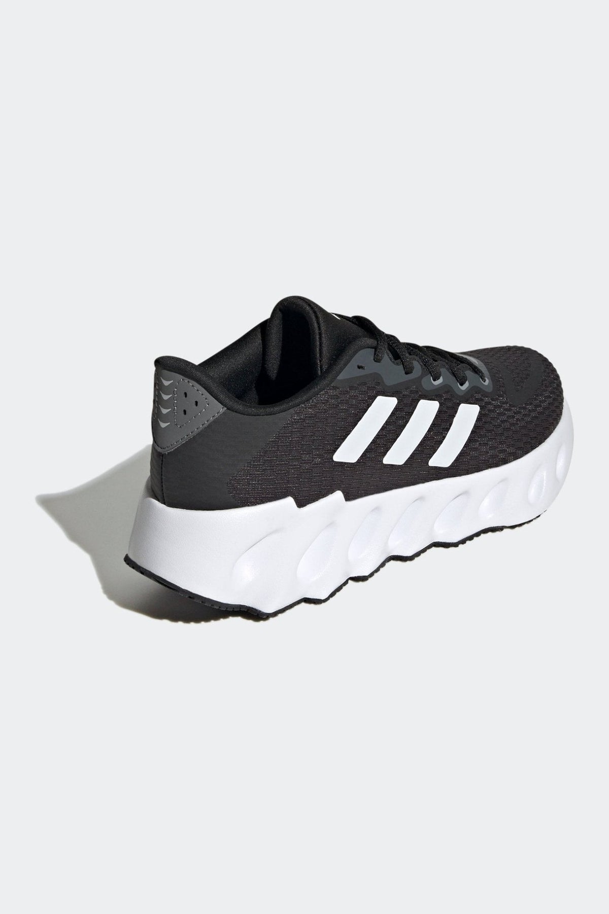 ADIDAS - נעלי ספורט לנשים SWITCH RUN בצבע שחור ולבן - MASHBIR//365