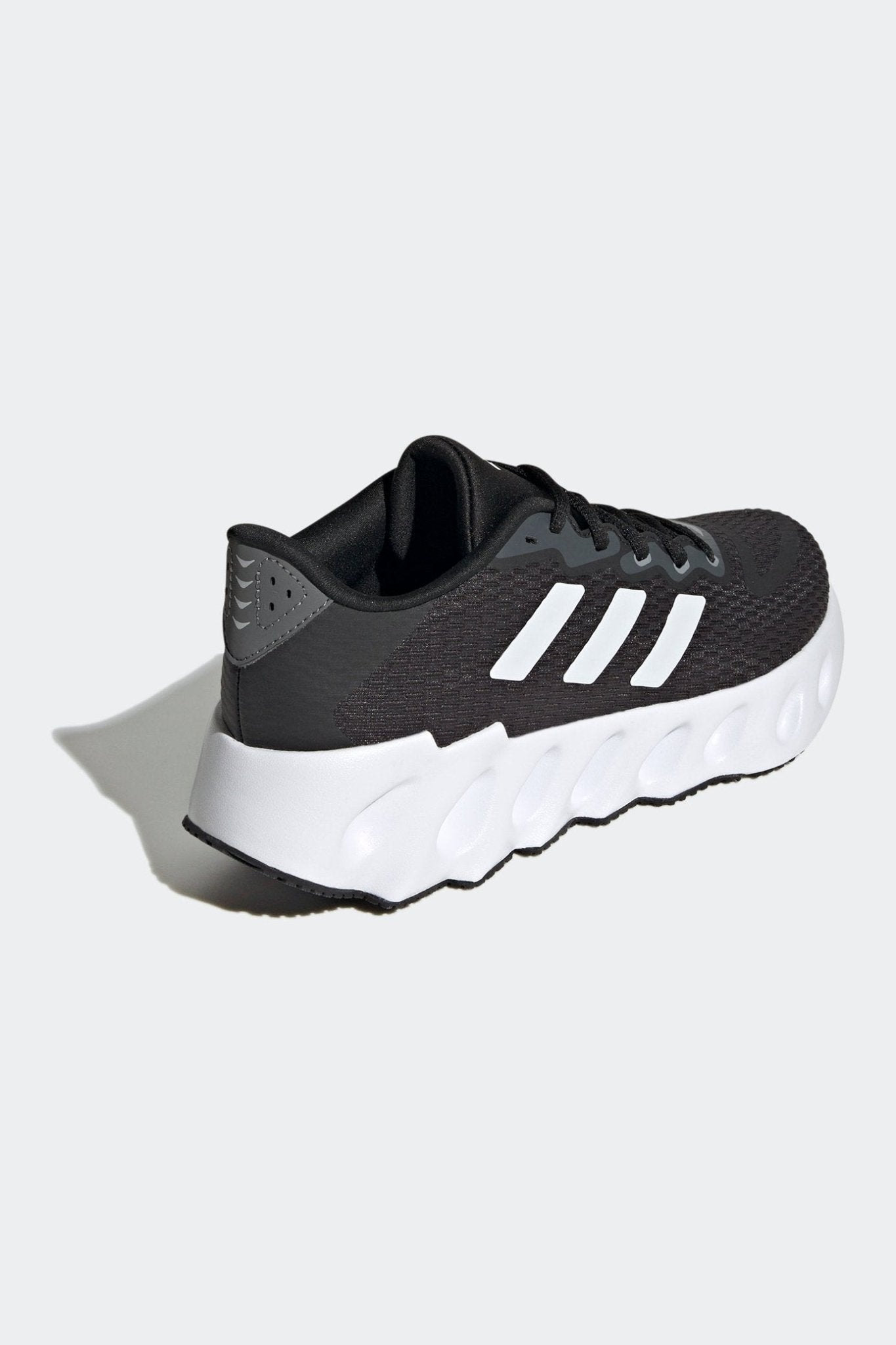ADIDAS - נעלי ספורט לנשים SWITCH RUN בצבע שחור ולבן - MASHBIR//365