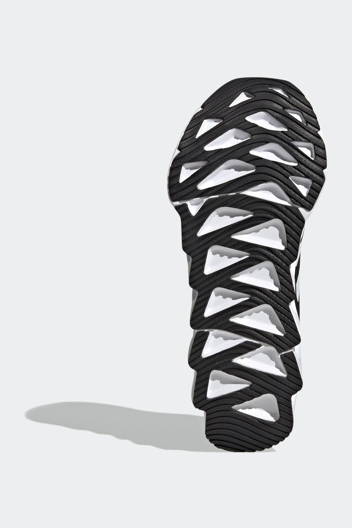 ADIDAS - נעלי ספורט לנשים SWITCH RUN בצבע שחור ולבן - MASHBIR//365