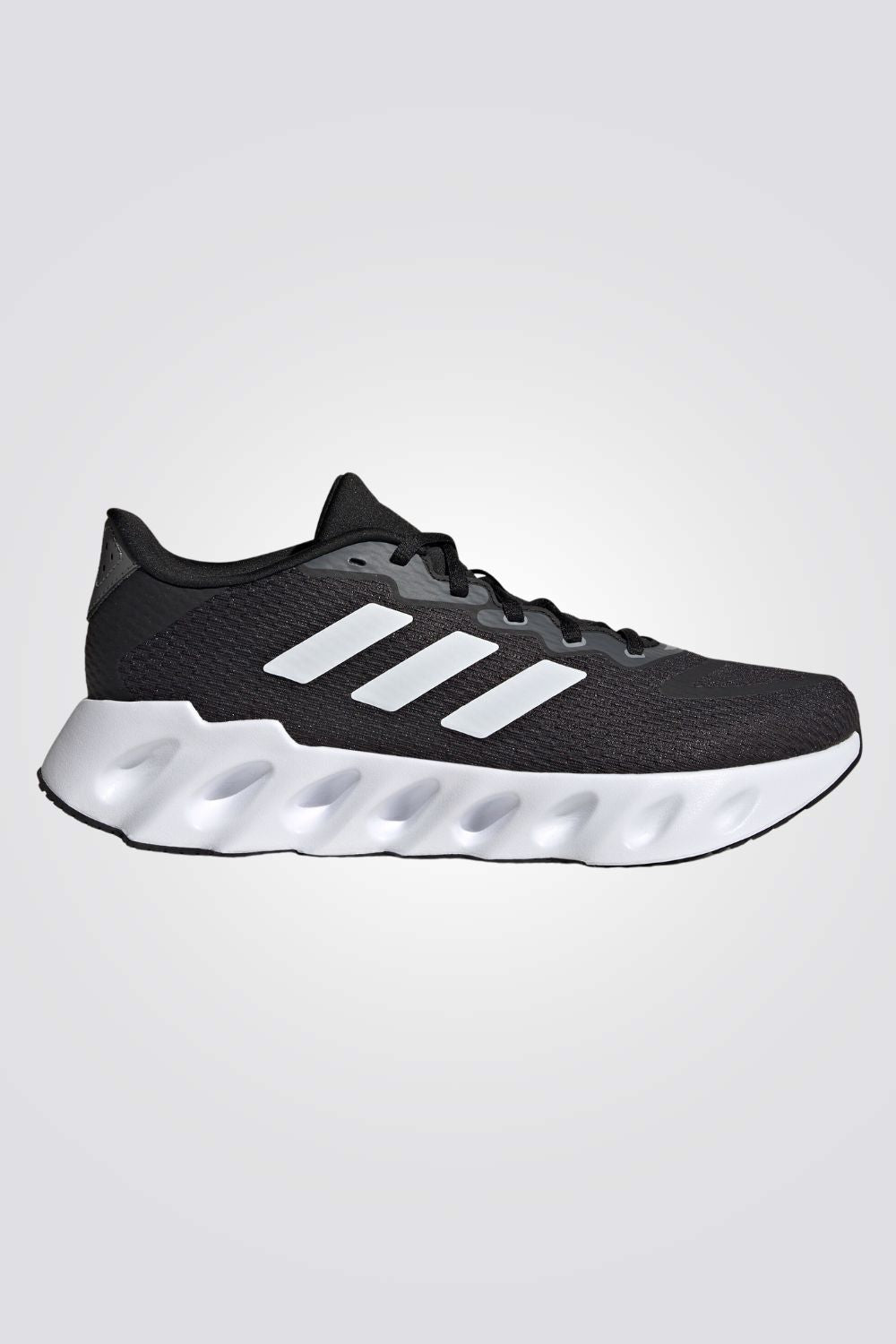 ADIDAS - נעלי ספורט לנשים SWITCH RUN בצבע שחור ולבן - MASHBIR//365