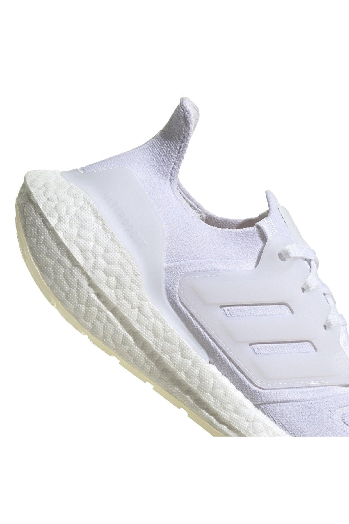 ADIDAS - נעלי ספורט לנשים ULTRABOOST 22 בצבע לבן - MASHBIR//365
