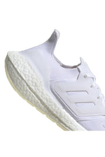 ADIDAS - נעלי ספורט לנשים ULTRABOOST 22 בצבע לבן - MASHBIR//365