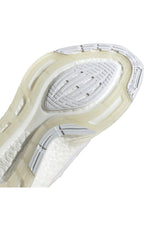 ADIDAS - נעלי ספורט לנשים ULTRABOOST 22 בצבע לבן - MASHBIR//365