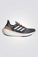 ADIDAS - נעלי ספורט לנשים ULTRABOOST LIGHT בצבע אפור ולבן - MASHBIR//365