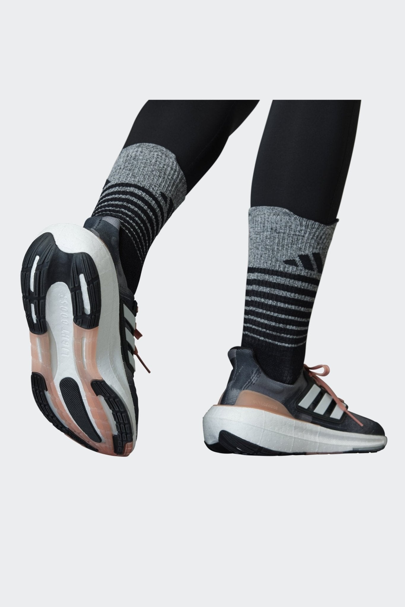 ADIDAS - נעלי ספורט לנשים ULTRABOOST LIGHT בצבע אפור ולבן - MASHBIR//365