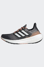 ADIDAS - נעלי ספורט לנשים ULTRABOOST LIGHT בצבע אפור ולבן - MASHBIR//365