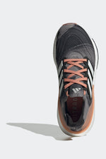 ADIDAS - נעלי ספורט לנשים ULTRABOOST LIGHT בצבע אפור ולבן - MASHBIR//365