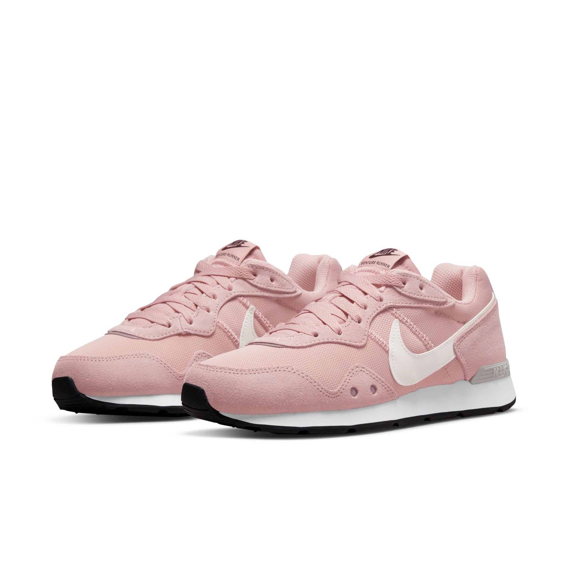 NIKE - נעלי ספורט לנשים Venture Runner בצבע ורוד ולבן - MASHBIR//365