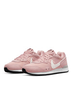 NIKE - נעלי ספורט לנשים Venture Runner בצבע ורוד ולבן - MASHBIR//365