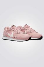NIKE - נעלי ספורט לנשים Venture Runner בצבע ורוד ולבן - MASHBIR//365