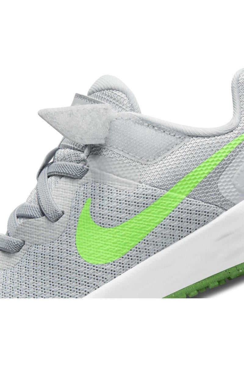 NIKE - נעלי ספורט לנוער Nike Revolution 6 בצבע אפור וירוק - MASHBIR//365
