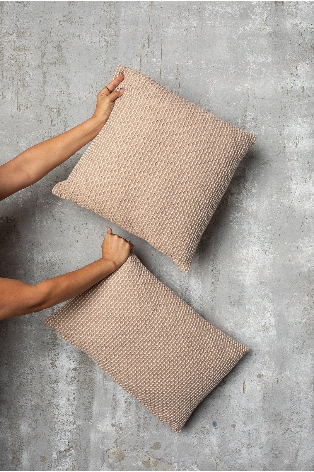 ASHRAM - כרית נוי לוסאקה 45*45 בצבע אבן - MASHBIR//365