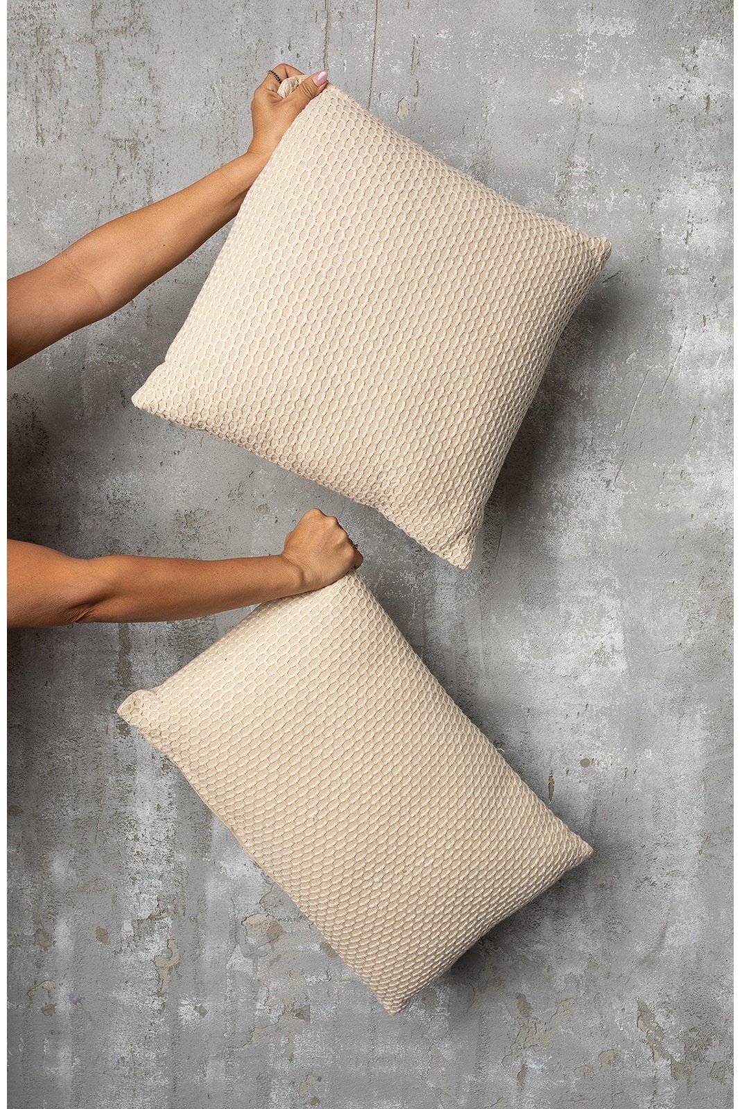 ASHRAM - כרית נוי לוסאקה 45*45 בצבע בז' - MASHBIR//365