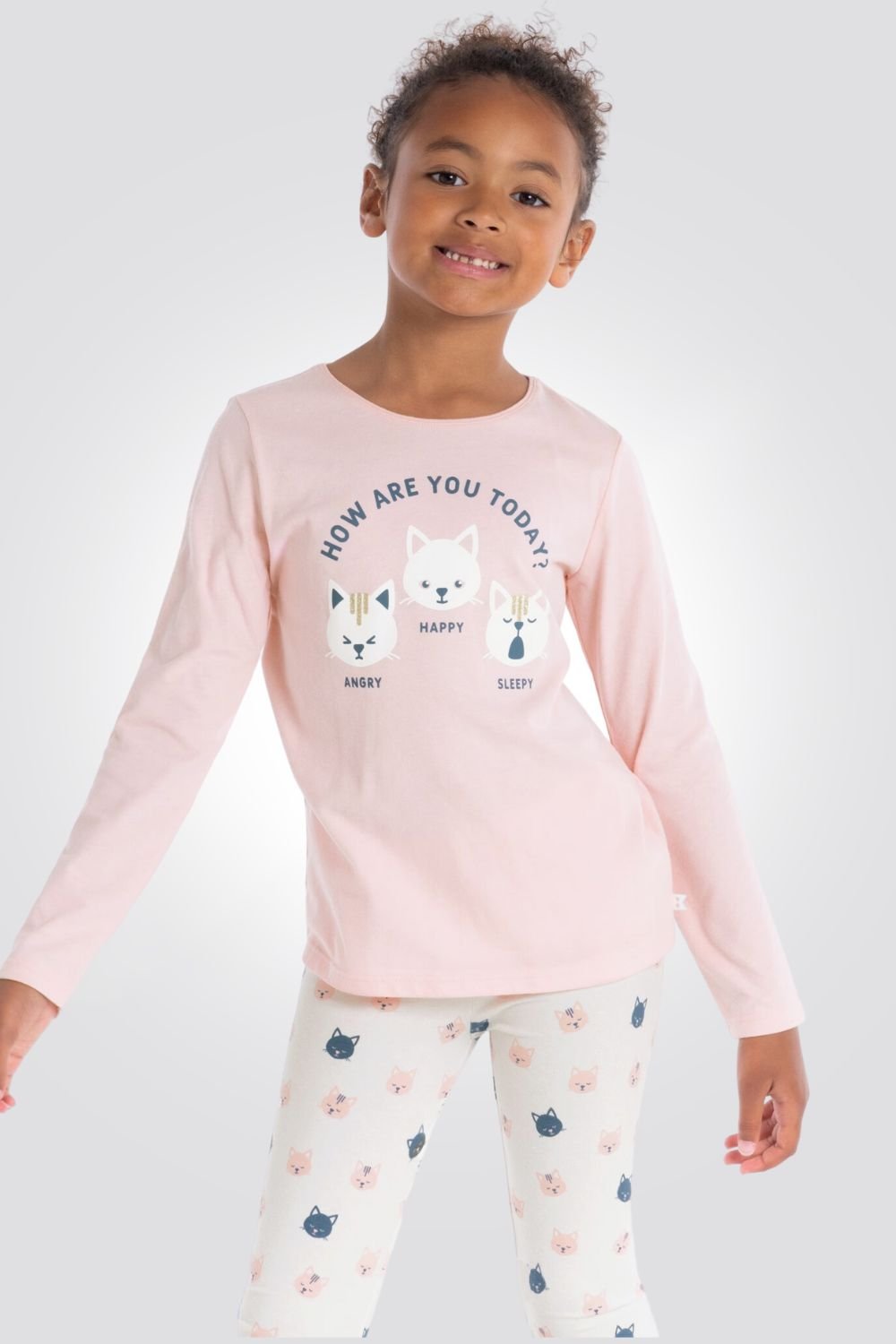 OKAIDI - סט פיג'מה לילדות שרוול ארוך חולצה ורוד בהיר עם הדפס חתולים ומכנס שמנת - MASHBIR//365