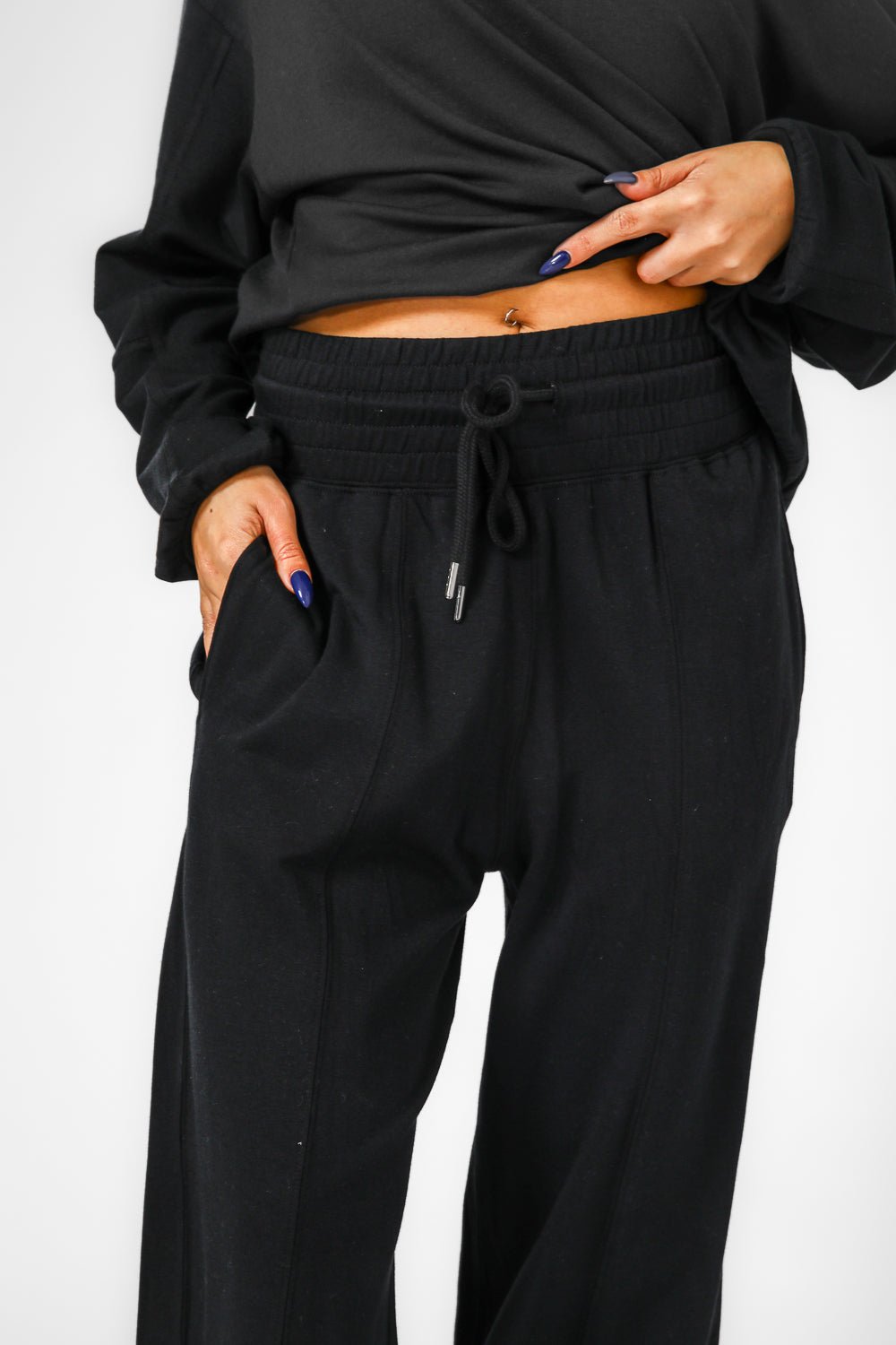 DELTA - סט פנאי ארוך שחור מבד דק - MASHBIR//365