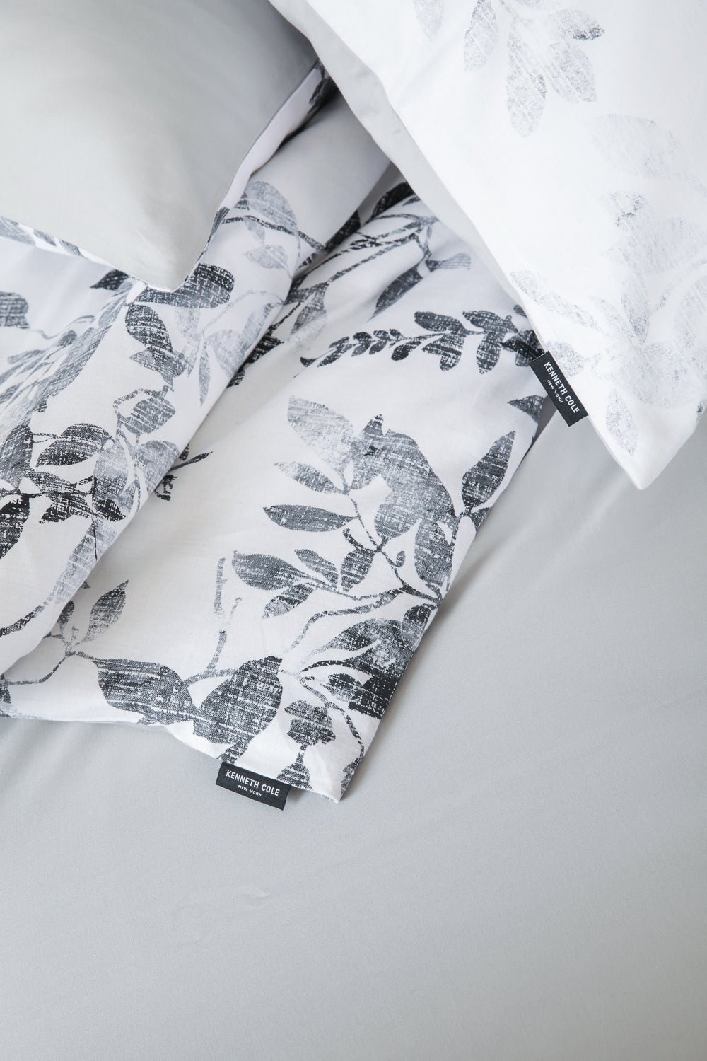 KENNETH COLE - סט מצעים זוגי רחב 180/200 ס"מ כותנה סאטן דגם B&W Leaves - MASHBIR//365