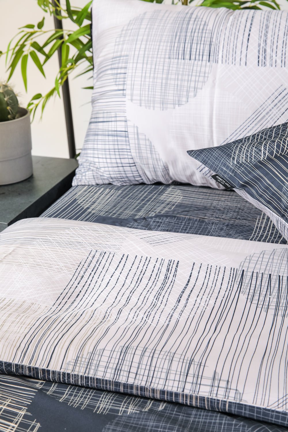 KENNETH COLE - סט מצעים זוגי רחב 180/200 כותנה סאטן דגם LONDON בצבע אפור - MASHBIR//365