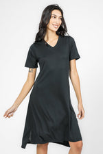 DELTA - שמלה קצרה צאוורון V לנשים בצבע שחור - MASHBIR//365