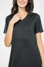 DELTA - שמלה קצרה צאוורון V לנשים בצבע שחור - MASHBIR//365