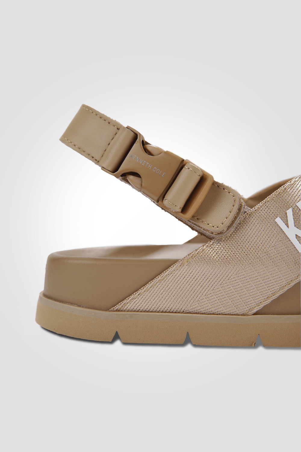 KENNETH COLE - סנדלי FLAT ANKLE STRAP לנשים בצבע בז' - MASHBIR//365