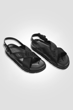 KENNETH COLE - סנדלי FLAT ANKLE STRAP לנשים בצבע שחור - MASHBIR//365