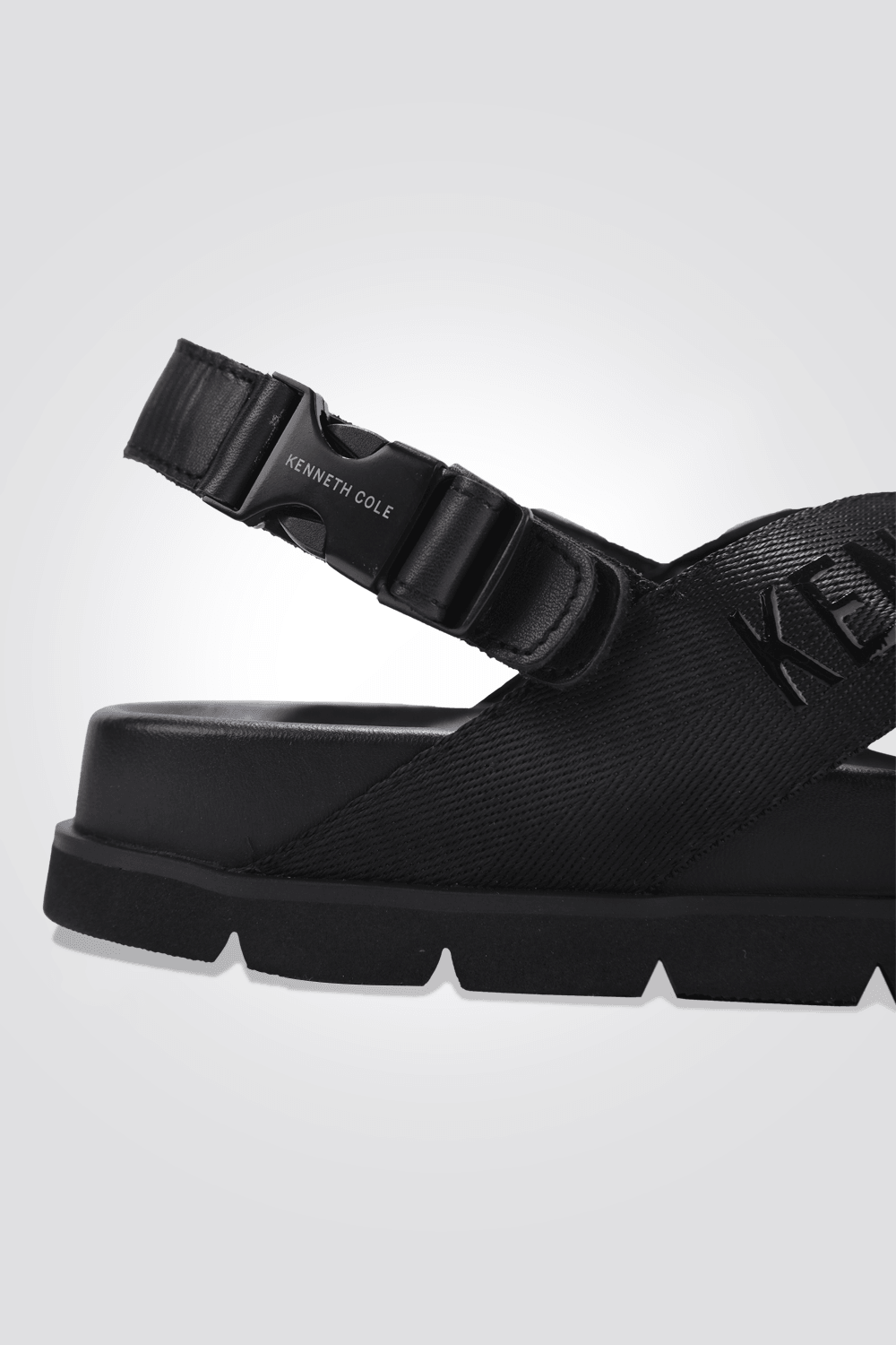 KENNETH COLE - סנדלי FLAT ANKLE STRAP לנשים בצבע שחור - MASHBIR//365